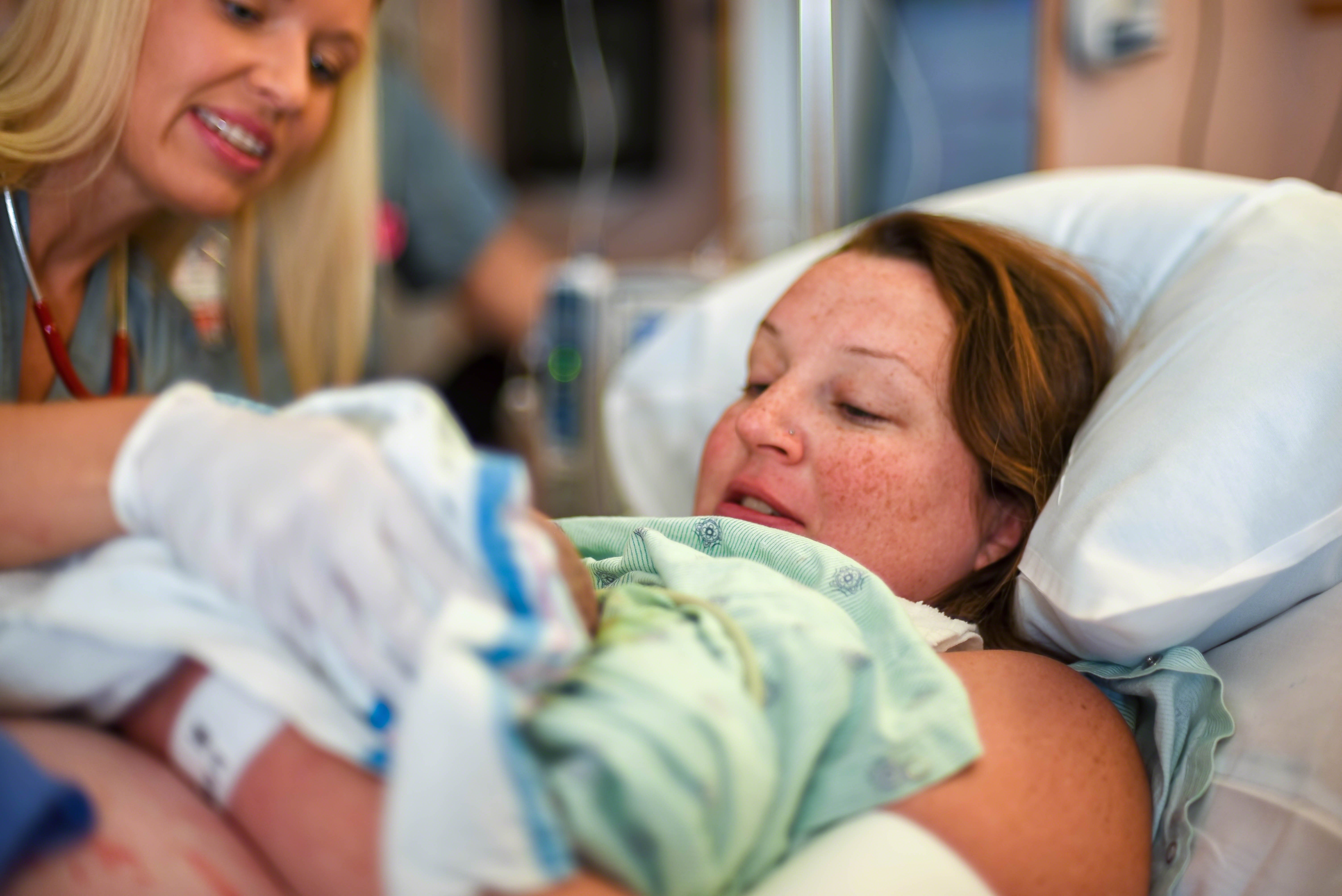 young-woman-at-the-hospital-giving-birth-JBWR754